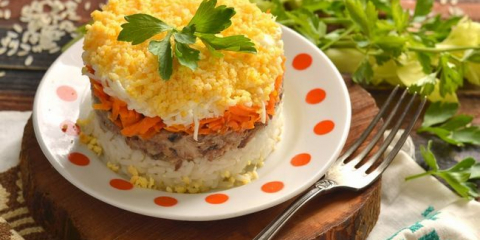 Mimosa salát pro nový rok 2022: velmi chutné a jednoduché příprava recepty, hlavní třída na fotografii